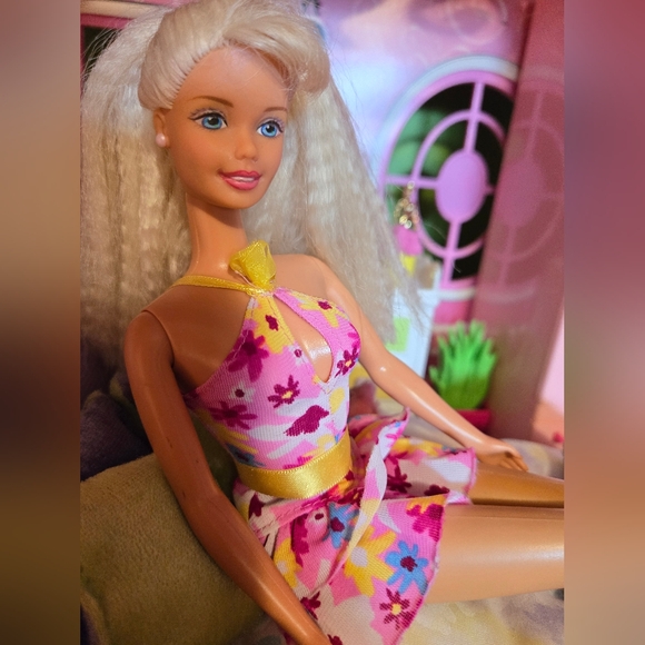 1997 Twirlin' Makeup Barbie - Picture 2 of 5